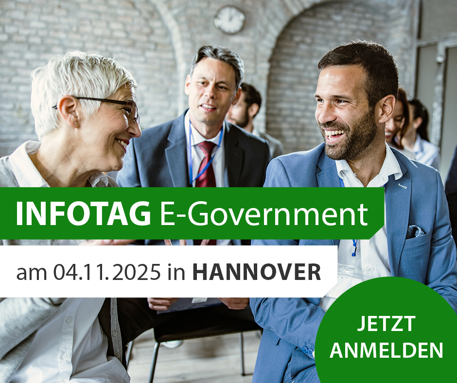 Mehrere Personen unterhalten sich in einem Raum, im Bildvordergrund sind die Daten des Infotags E-Government in Hannover zu sehen.