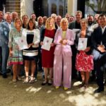 Sommerliches Outdoor-Gruppenbild mit Kristina Sinemus und zahlreichen Orts- und Kreisspitzen.