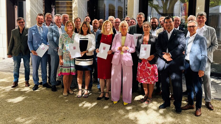 Sommerliches Outdoor-Gruppenbild mit Kristina Sinemus und zahlreichen Orts- und Kreisspitzen.