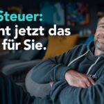 Ein Mann im dunklen Hoody lehnt sich entspannt lächelnd in einem Sessel zurück. Darüber die Schrift: Die Steuer. Macht jetzt das Amt für Sie.