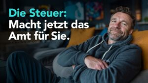 Ein Mann im dunklen Hoody lehnt sich entspannt lächelnd in einem Sessel zurück. Darüber die Schrift: Die Steuer. Macht jetzt das Amt für Sie.