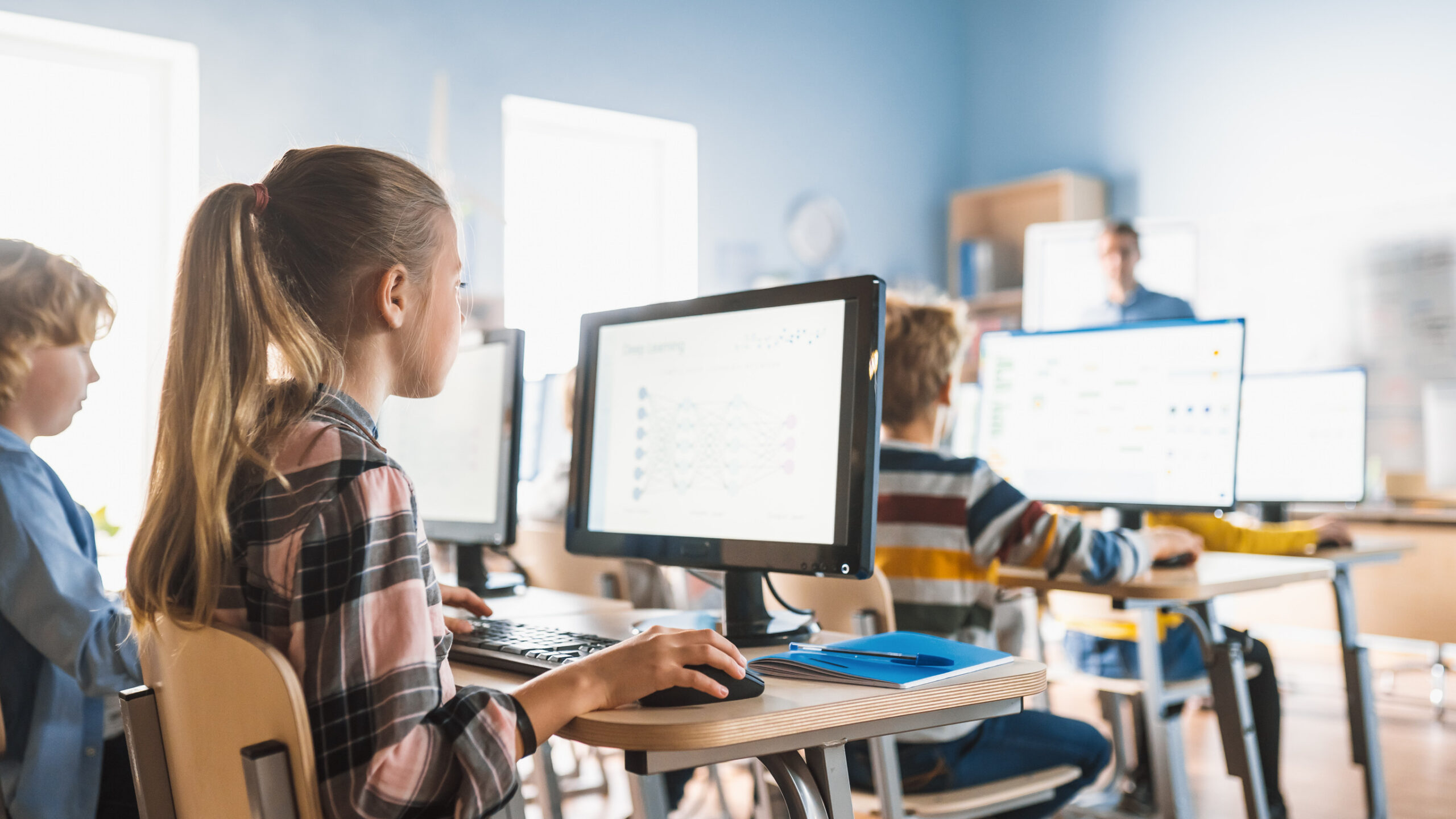 Schüler arbeiten in einem Klassenzimmer mit Computern.