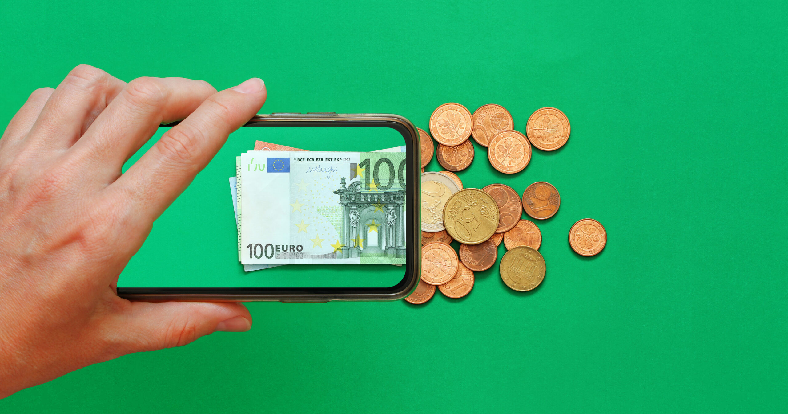 Geldmünzen und Smartphone
