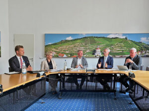 ie Akteure stellen auf einer Pressekonferenz die Initiative (Neu)Start KfZ vor.