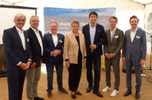 Eine Reihe von Personen bei der feierlichen Übergabe