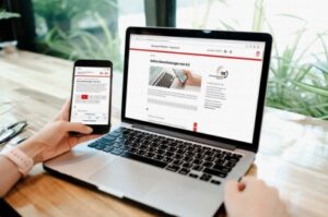 Laptop und Smartphone, auf deren Displays jeweils das Serviceportal der Stadt Lübeck zu sehen ist.