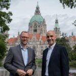 Journalist und Podcast-Host Martin Brüning (l.) mit Oberbürgermeister Belit Onay im Maschpark.