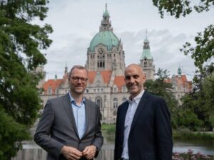 Journalist und Podcast-Host Martin Brüning (l.) mit Oberbürgermeister Belit Onay im Maschpark.