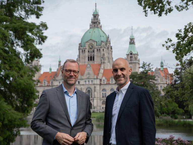 Journalist und Podcast-Host Martin Brüning (l.) mit Oberbürgermeister Belit Onay im Maschpark.