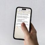 Eine Hand hält ein Smartphone, auf dessen Bildschirm der neue WhatsApp-Kanal der Wissenschaftsstadt Darmstadt mit Informationen zu Veranstaltungen, Freizeitangeboten und Verkehrshinweisen angezeigt wird.