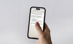Eine Hand hält ein Smartphone, auf dessen Bildschirm der neue WhatsApp-Kanal der Wissenschaftsstadt Darmstadt mit Informationen zu Veranstaltungen, Freizeitangeboten und Verkehrshinweisen angezeigt wird.