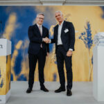 Dr. Karsten Wildberger und Dr. Ralf Wintergerst reichen einander die Hände.