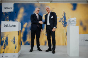 Dr. Karsten Wildberger und Dr. Ralf Wintergerst reichen einander die Hände.