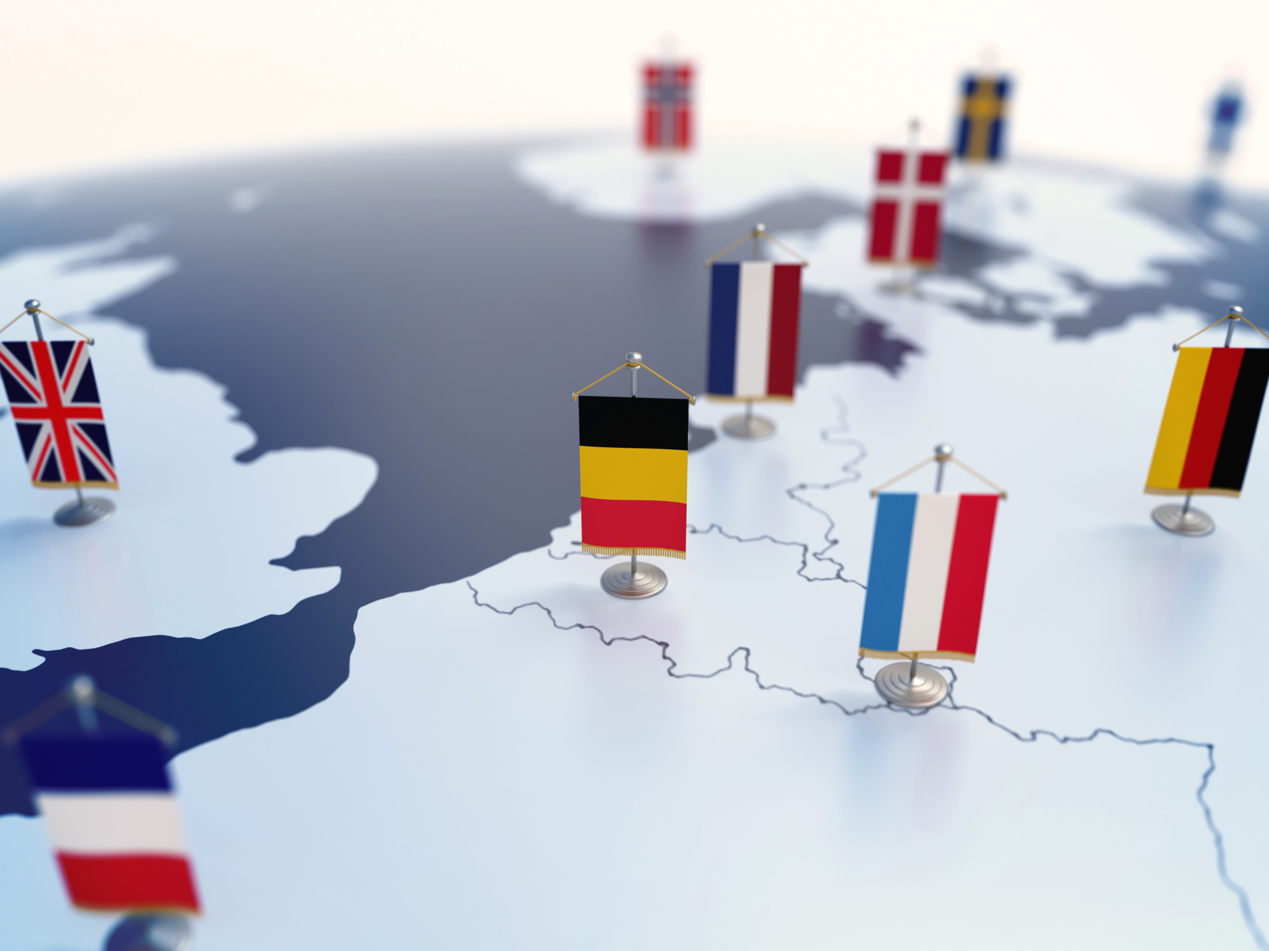 Auf einer Europakarte sind die Mitgliedstaaten mit der entsprechenden Landesflagge markiert.
