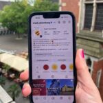 Instagram-Kanal der Stadt Oldenburg auf Handy in der Hand angezeigt
