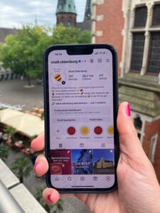 Instagram-Kanal der Stadt Oldenburg auf Handy in der Hand angezeigt