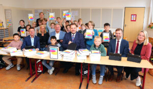 Beispielhaft für alle Schulen in Oberhausen übergab Oberbürgermeister Daniel Schranz neue mobile Endgeräte an der Robert-Koch-Schule. 