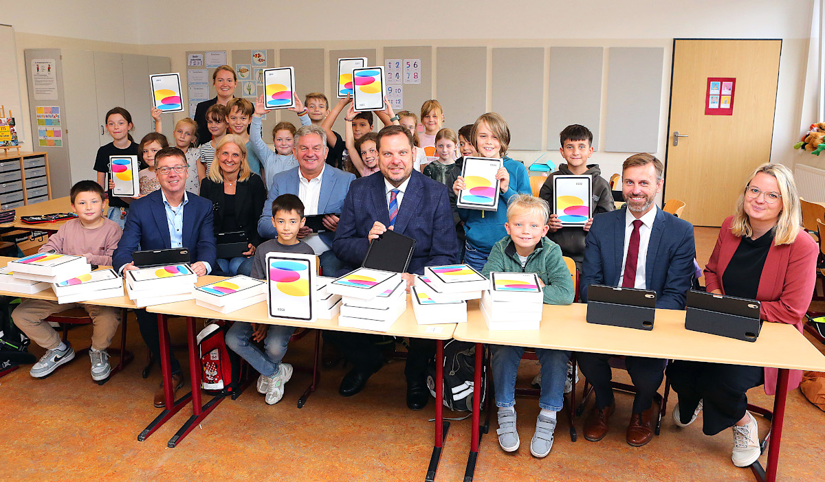 Beispielhaft für alle Schulen in Oberhausen übergab Oberbürgermeister Daniel Schranz neue mobile Endgeräte an der Robert-Koch-Schule. 
