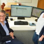 2 Frauen vor einem Tisch mit Bildschirm, digitaler Bauantrag in Waghäusel