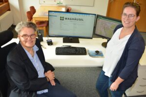 2 Frauen vor einem Tisch mit Bildschirm, digitaler Bauantrag in Waghäusel