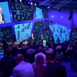 Ein Mensch spricht auf einer Pressekonferenz der Smart Country Convention