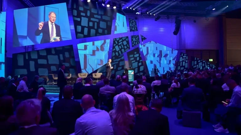 Ein Mensch spricht auf einer Pressekonferenz der Smart Country Convention