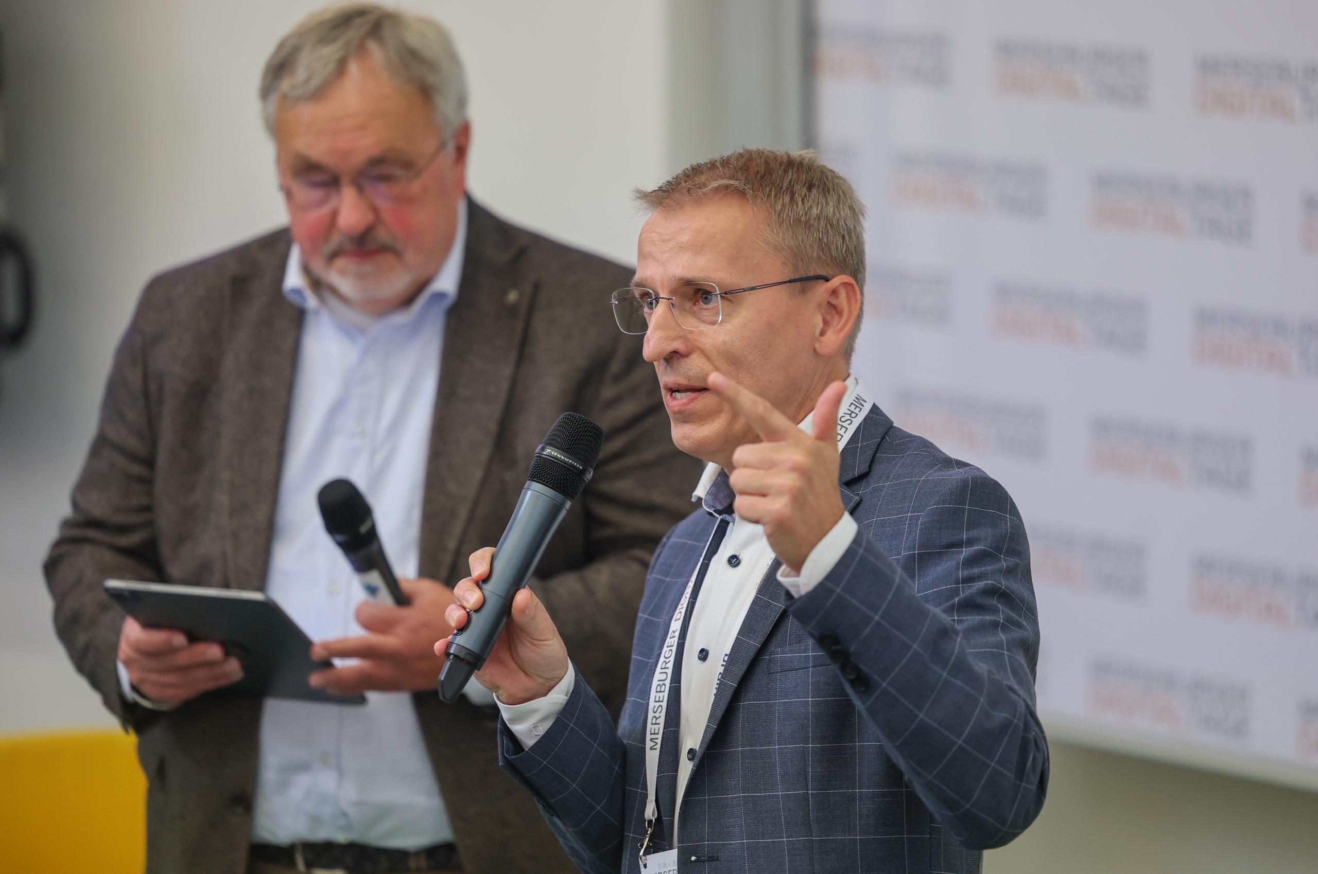 Torsten Ringling, Bürgermeister der Gemeinde Schkopau, spricht bei den Merseburger Digitaltagen.