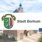 Logo der Stadt Borkum über dem Rathaus