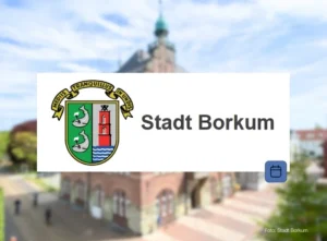 Logo der Stadt Borkum über dem Rathaus