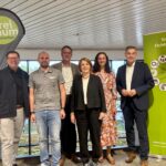 Gruppenfoto mit sechs Personen in einem nüchternen Innenraum, im Hintergrund Banner "Smartes Fichtelgebirge".