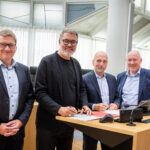 4 Männer stehen am Tisch, Vertragsunterzeichnung zur Fortführung des Projekts Digitales Bauhaus in Dortmund