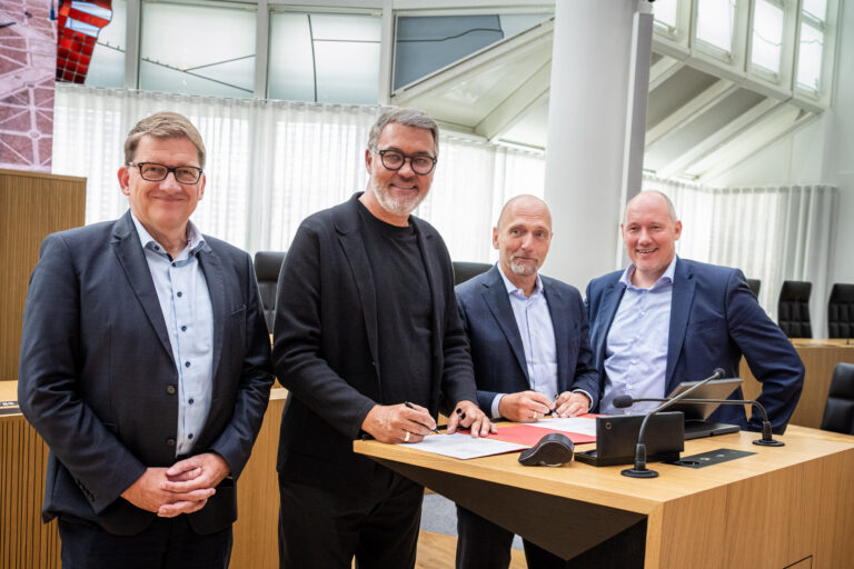 4 Männer stehen am Tisch, Vertragsunterzeichnung zur Fortführung des Projekts Digitales Bauhaus in Dortmund