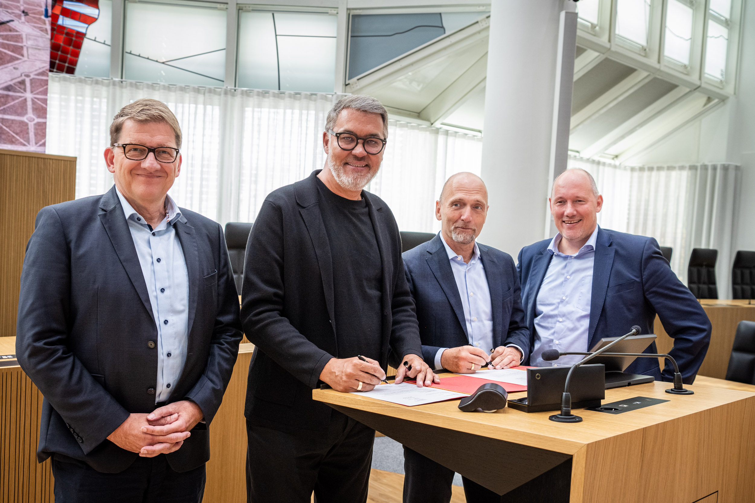 4 Männer stehen am Tisch, Vertragsunterzeichnung zur Fortführung des Projekts Digitales Bauhaus in Dortmund