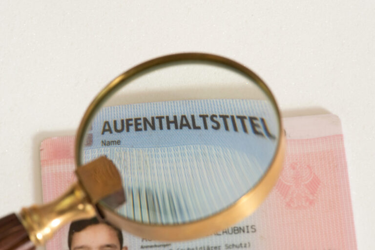 Ein Aufenthaltstitel unter einer Lupe