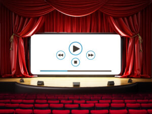 Smartphone mit Mediensteuerungssymbolen auf der Bühne zwischen roten Vorhängen. 3D-Darstellung.