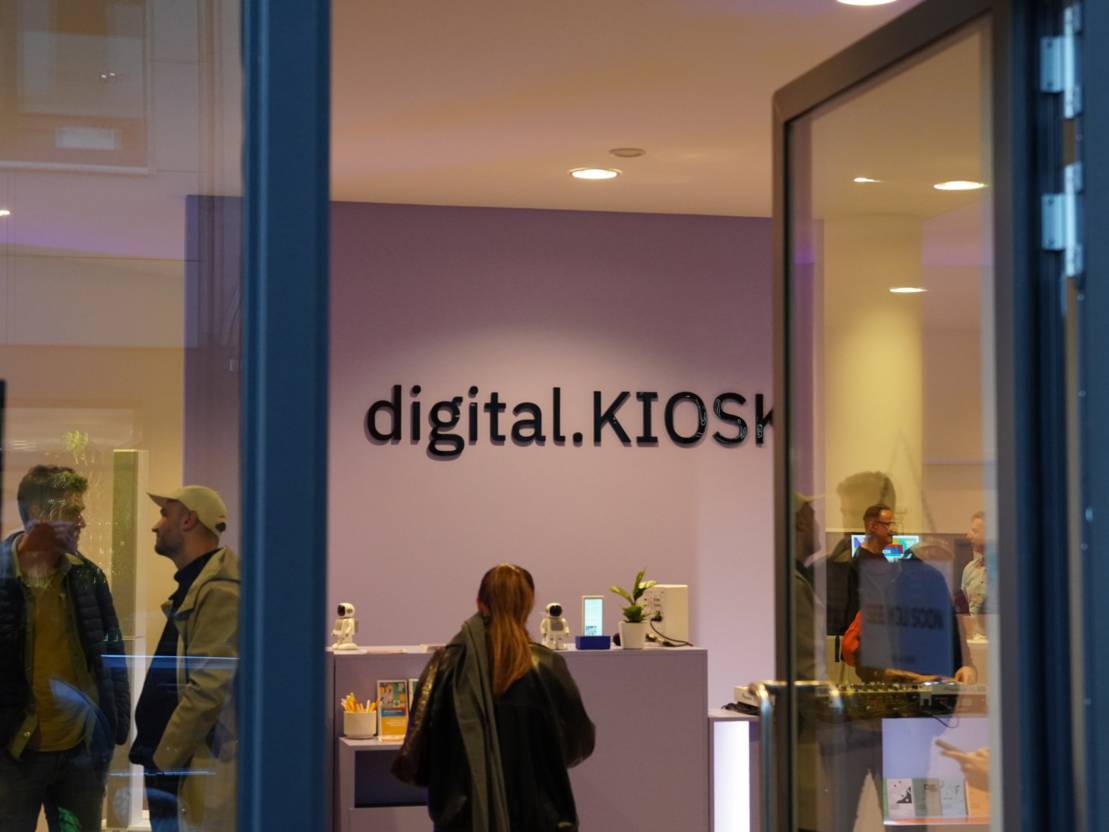 Foto des Eingangsbereichs des digital.KIOSK in Hannover.