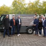 Eine Gruppe von Personen steht vor der smarten Kehrmaschine