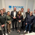 Mehrere Personen stehen für ein Gruppenfoto nebeneinander.