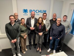 Mehrere Personen stehen für ein Gruppenfoto nebeneinander.