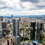 Panoramaaufnahme von Frankfurt am Main, im Vordergrund das Finanzvierel.