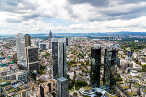 Panoramaaufnahme von Frankfurt am Main, im Vordergrund das Finanzvierel.
