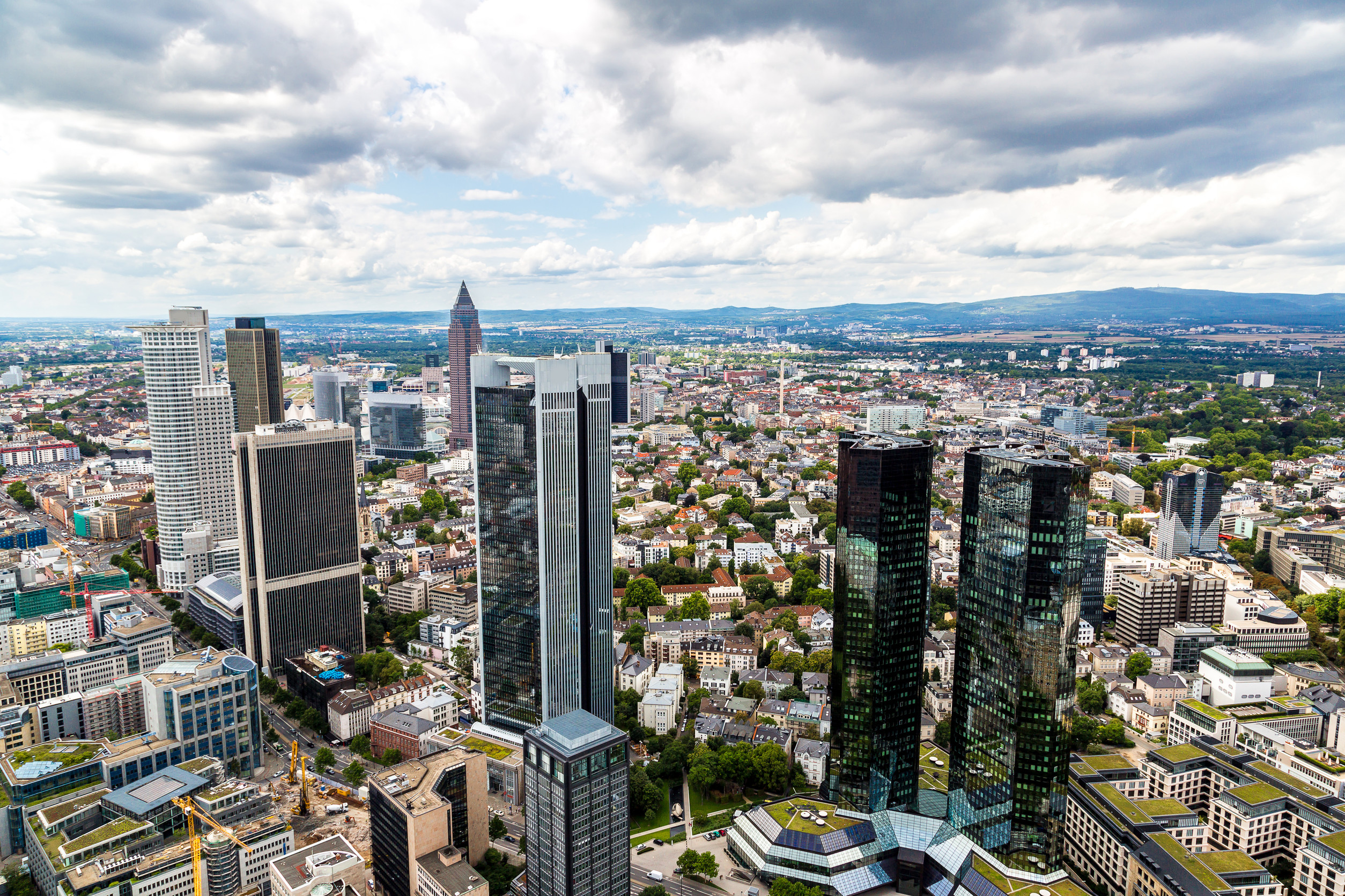Panoramaaufnahme von Frankfurt am Main, im Vordergrund das Finanzvierel.