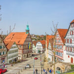 Fachwerkhäuser im historischen Stadtzentrum von Backnang, mit Rathaus und Marktplatz