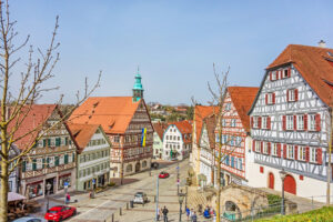 Fachwerkhäuser im historischen Stadtzentrum von Backnang, mit Rathaus und Marktplatz