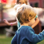 Ein kleiner Junge und ein kleines Mädchen spielen zusammen auf einem Spielplatz.