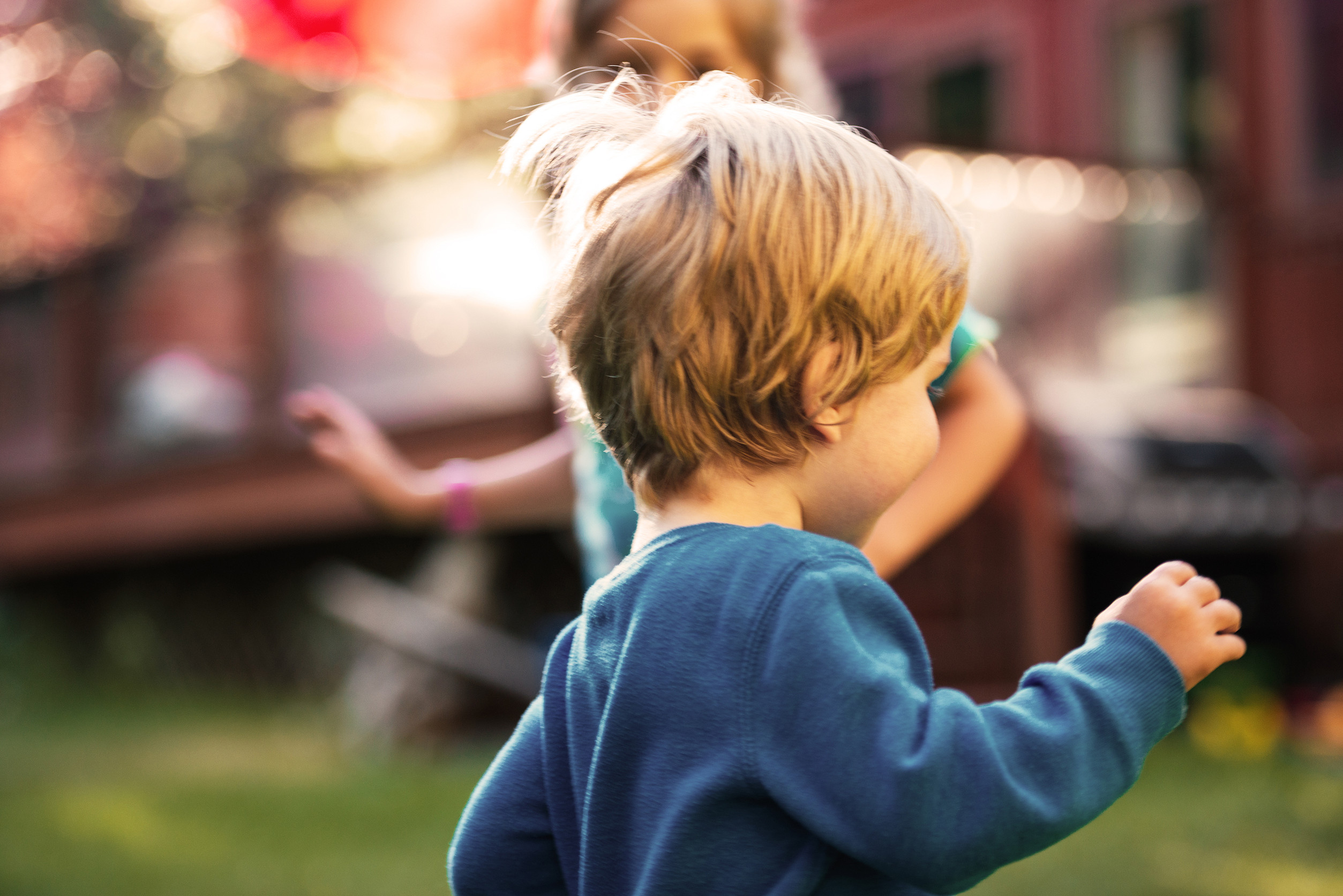 Ein kleiner Junge und ein kleines Mädchen spielen zusammen auf einem Spielplatz.