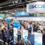 Zahlreiche Besucherinnen und Besucher am AKDB-Messestand auf der Fachmesse Kommunale 2025 in Nürnberg