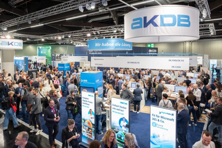 Zahlreiche Besucherinnen und Besucher am AKDB-Messestand auf der Fachmesse Kommunale 2025 in Nürnberg