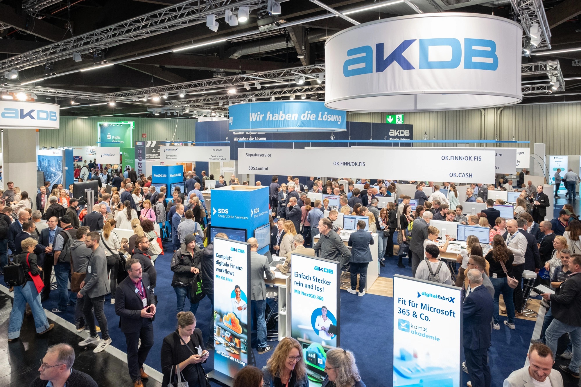 Zahlreiche Besucherinnen und Besucher am AKDB-Messestand auf der Fachmesse Kommunale 2025 in Nürnberg