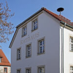 Gebäude auf dem der Schriftzug Rathaus zu lesen ist